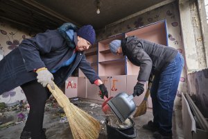 Един убит и двама ранени при ракетна атака срещу Киев