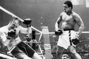 83 годишният Чък Уепнър е едър 196 сантиметров мъж с широки рамене