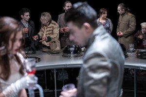 Кинематографично накъсано задъхано експресивно – красиво и страшно представление е