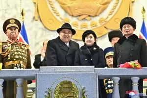 На нощен парад Пхенян показа готовност за ядрена атака 