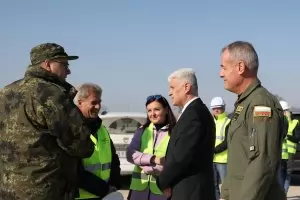 Военният министър инспектира обновяването на "Граф Игнатиево" за новите F-16