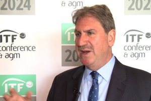 Президентът на международната федерация по тенис ITF Дейвид Хагърти пристига