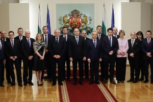 С атаки срещу партиите Радев преназначи служебния си кабинет