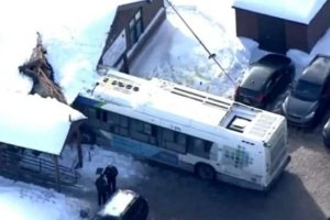 2 деца загинаха при умишлено врязване на автобус в ясла в Канада 