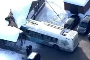 2 деца загинаха при умишлено врязване на автобус в ясла в Канада 