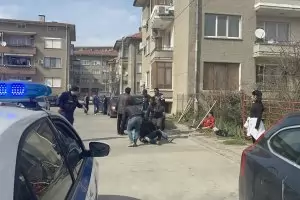 Един убит и 11 ранени при масов бой с брадви и мотики в Казанлък