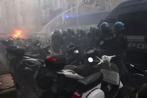 Бой на фенове с полицията подпали Неапол преди мача от ШЛ
