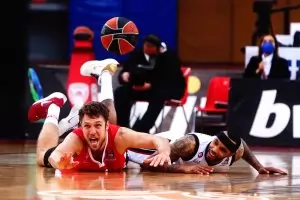 Тежка загуба в Милано спря серията на "Олимпиакос" в Евролигата