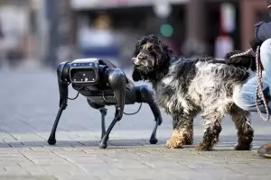 На MWC в Барселона показаха летящи коли и кучета роботи