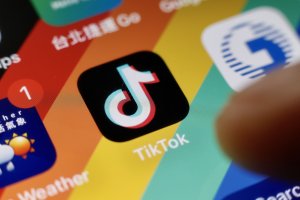 TikTok въвежда дневен лимит на екранното време за тийнейджъри