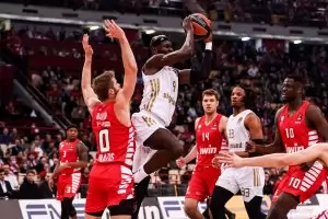 "Олимпиакос" гази, а Везенков блести - пострада "Байерн"