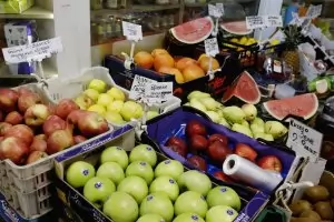 По-евтини храни и алкохол удържаха инфлацията през декември