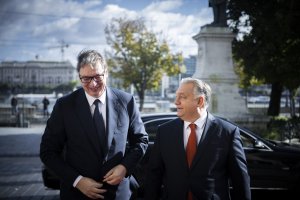 Орбан и Вучич ни забиват нож в гърба 