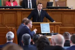 Депутатите си гласуваха повече пари по идея на "Възраждане"
