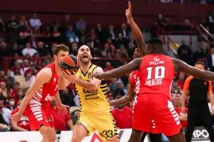 "Фенербахче" отне домакинското предимство на "Олимпиакос" въпреки Везенков