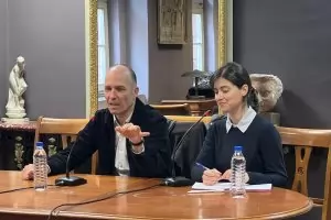 Орелиен Бори затрупва със 70 000 топки за тенис сцената на Народния театър
