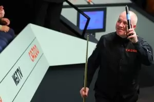 Хигинс отбеляза четвърт век от първата световна титла с разгром