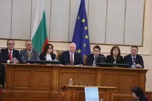 ГЕРБ-СДС и ПП-ДБ прокараха първия си компромис в парламента