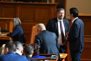 Политиците оставиха лъжата съвсем без крака
