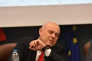 Гешев изкопа дупка в Страсбург