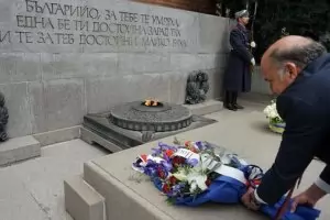 Посланикът на САЩ поднесе цветя на Паметника на Незнайния воин