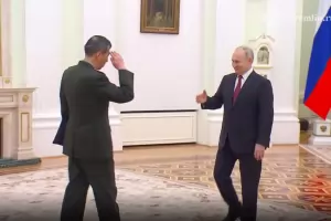 Китайският министър на отбраната козирува на Путин