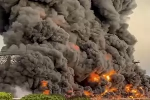 10 цистерни с петрол изгоряха в Севастопол след руската атака в Уман