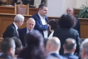 Лидерите на ПП и ДБ преговарят с човек от списъка "Магнитски"?!? Защо?