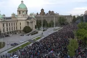Десетки хиляди в Белград поискаха оставката на Вучич заради стрелбите