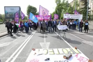 Работещи в БНР блокираха кръстовище за по-високи заплати