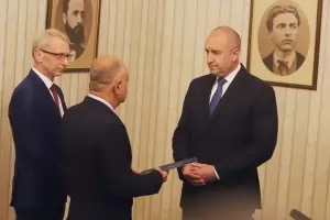 Скандалът между ПП-ДБ и Радев за спецслужбите ескалира