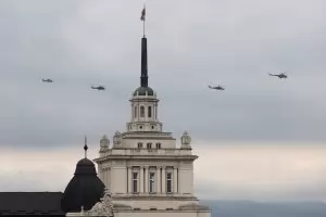 Хеликоптери и самолети ще летят ниско над София