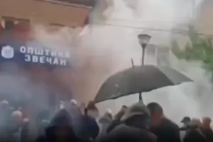 Вучич вдигна армията след тежки сблъсъци и ранени в Косово