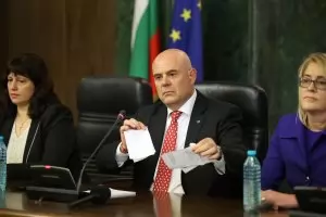 Гешев отказа да подаде оставка и атакува Борисов