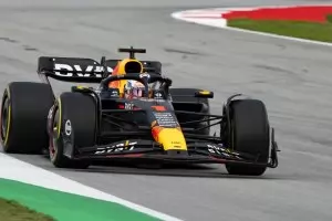 Трета поредна победа и Верстапен гледа към трета поредна титла