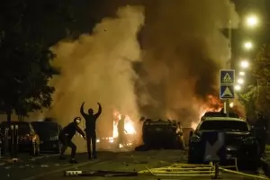 40 000 френски полицаи опитват да потушат размирици