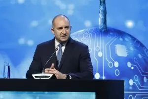 Президентът Радев атакува кабинета за Шенген