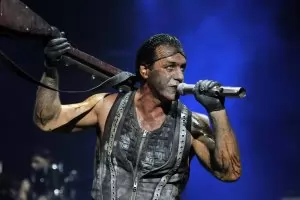 Издателство скъса с Тил Линдеман от Rammstein заради посегателства над фенка