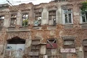 Румъния спасява сградата, в която "дърво и камък се пука, а той пее"