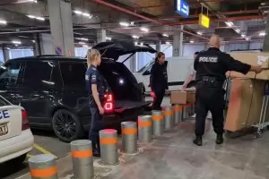 Полицай товари багажа на бившата жена на Петьо Еврото