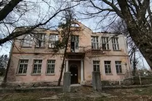 Доброволци от чужбина възстановяват 
по екопроект училището в Долни Раковец