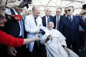 Папата е изписан след 9 дни в болница