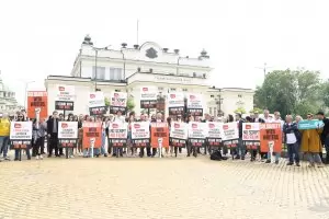 Сценаристи протестираха пред парламента 