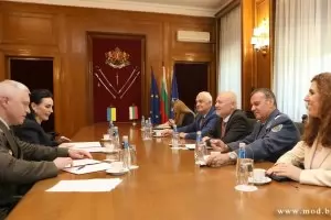 Тагарев обсъди военно-техническа помощ с украинската посланичка