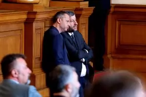 Управляващите ще спрат доставките и преработката на руски петрол