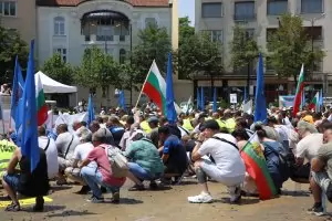 Бюджетът харчи за заплати цели 16 милиарда лева