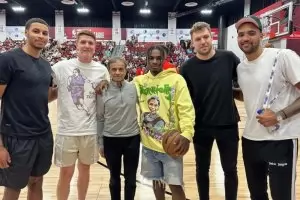 Босът на "Сакраменто" си пусна снимка с Везенков от Лас Вегас