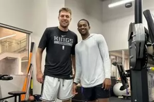 "Сакраменто" приветства Везенков пред пълни трибуни