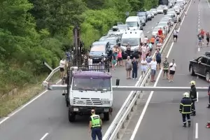 Камион с кран блокира движението и в двете посоки по пътя Бургас-Созопол