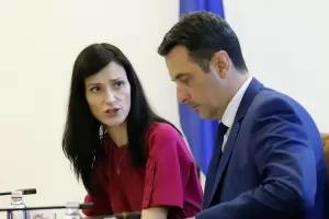 Мария Габриел обясни защо е избегнала Лавров в Скопие